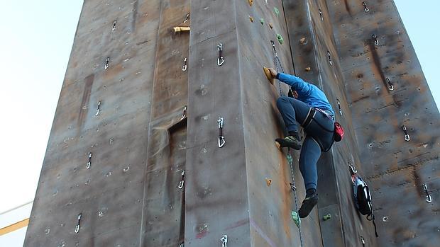 Con sus 25 metros de altura, el rocódromo de Arahal es el más alto de España