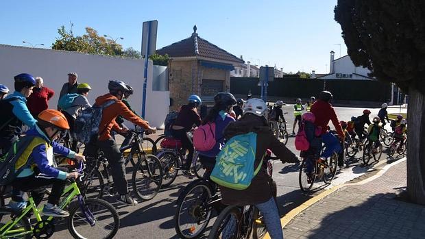 Los alumnos iban protegidos con un casco de seguridad