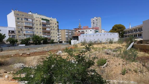 El solar del Pabellón Fernando Portillo se ha convertido en un foco de suciedad para los veecinos de la zona.