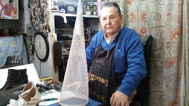 Antonio Moreno «El Lili», de 79 años, en su taller ursaonense