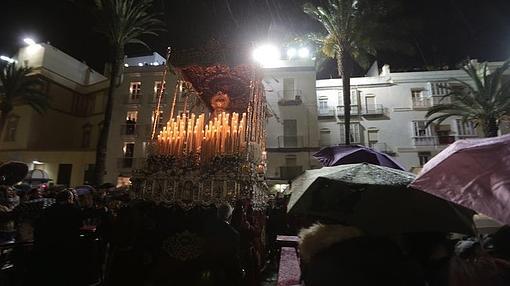 La lluvia arrecia y desluce el Domingo de Ramos en Cádiz