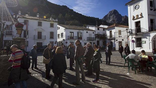 Un incendio obliga a desalojar un hotel en Grazalema