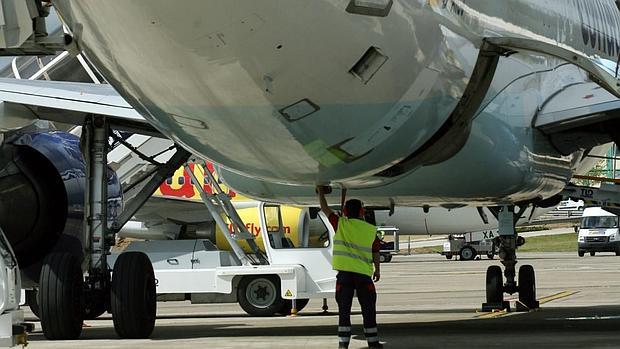 Carga de equipaje en un avión en el aeropuerto de Jerez