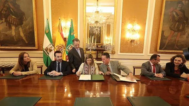 Momento de la firma del convenio de colaboración entre el 'cluster' naval y la Diputación