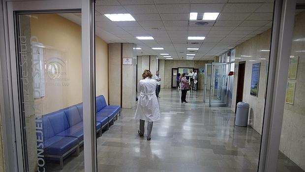 Piden dos años de prisión para un médico por presuntos abusos sexuales a una paciente en el Puerta del Mar