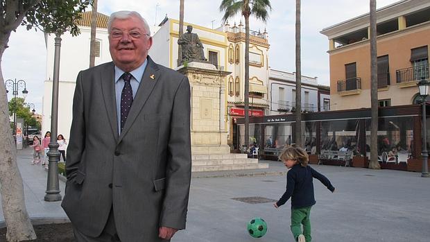 El presidente de la nueva fundación, Juan Cordero Rivera, ante la estatua del humanista