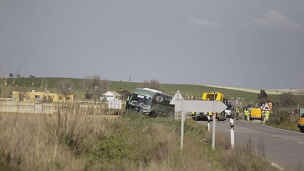 Un muerto y diez heridos en una colisión entre un autobús y un turismo en El Puerto