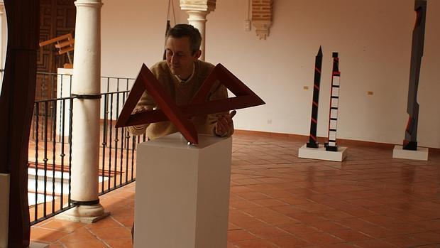 Miguel Ángel Balmaseda en una exposición de escultura realizada en Écija