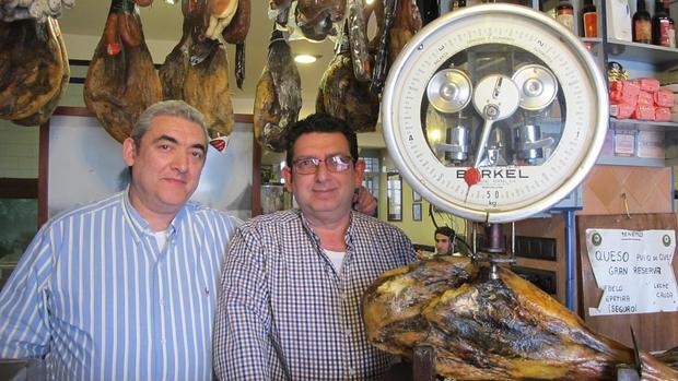 Juan José García Vázquez y su hermano Francisco de Asís en el mostrador de la tienda