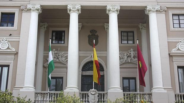 La bandera republicana ondeará hoy en el Ayuntamiento de Cádiz y Puerto Real