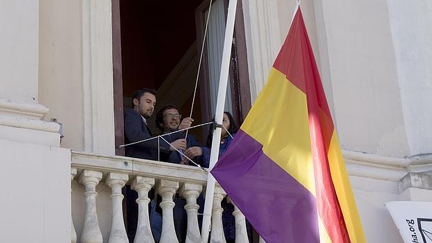 El alcalde de Cádiz iza la bandera republicana