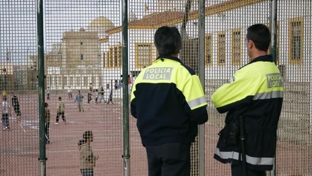 La Policía Local se encarga de vigilar el absentismo y luchar también contra la violencia en las aulas