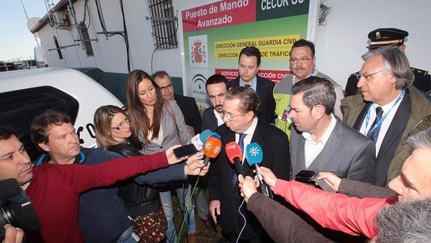 El consejero de Justicia atiende a los medios en el Circuito de Jerez