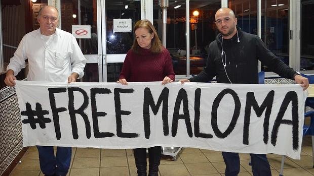 La familia de Maloma con una pancarta en al que piden su liberación