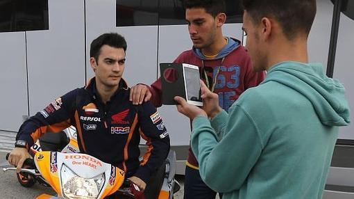 Dani Pedrosa se fotografía con unos aficionados