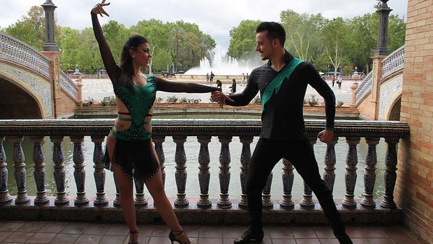 Mónica Vázquez y Luis Miguel Muñoez en la Plaza de España de Sevilla