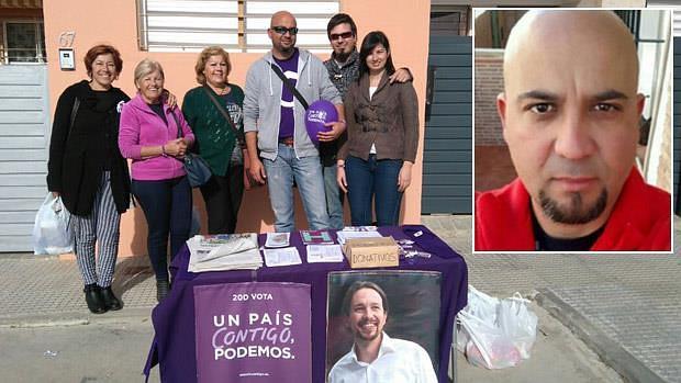 El secretario general de Podemos en Cantillana, Manuel López, haciendo campaña mientras estaba de baja médica