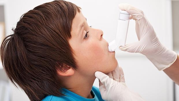 Un niño con el inhalador para asmáticos