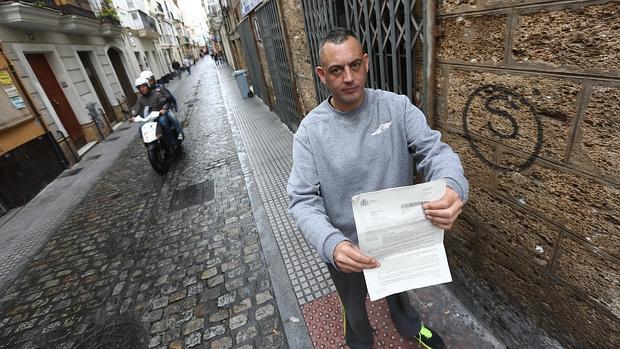 José Manuel muestra la multa en la calle de La Rosa, donde se grabó el vídeo del decomiso.