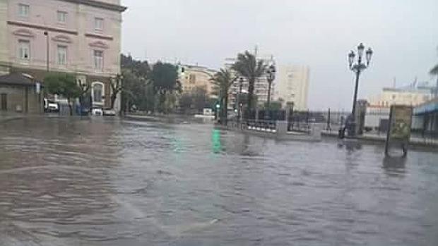 La lluvia inunda algunas zonas de Cádiz