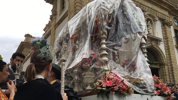 El simpecado recorre las calles de Cádiz camino de El Rocío