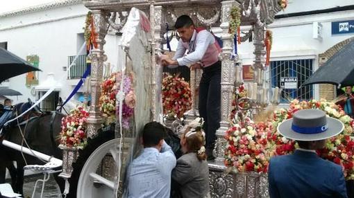 La Hermandad de Chipiona coloca el plástico