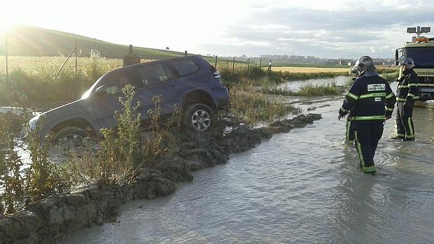 Pierde el control de su coche y vuelca en carretera del El Calvario de Jerez