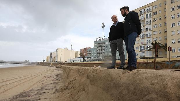 González y Campo observan el estado de la playa