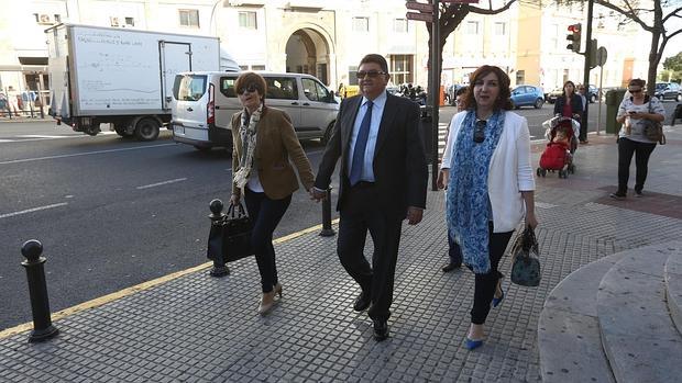 Sánchez llega junto a su mujer y Eva Corrales a la Audiencia