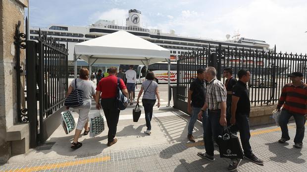 Los gaditanos no sólo verán pasar barcos, ya pueden embarcar en algunos