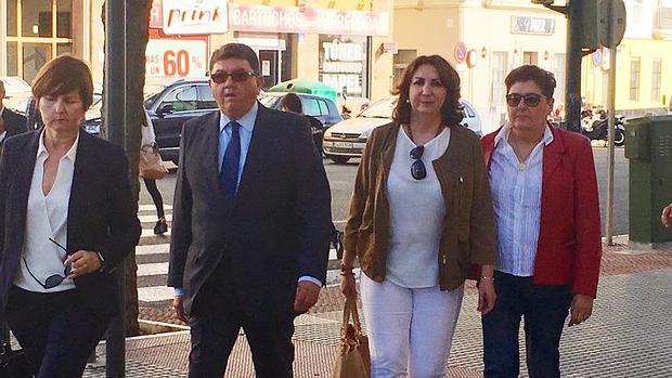 Eva Corrales, en el centro, llega a la Audiencia, este mañana