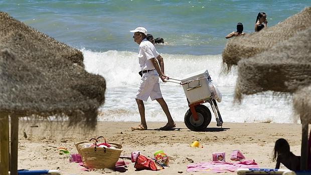 El Ayuntamiento retira una de las licencias para vender en la playa tras la denuncia de 18 afectados