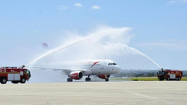 El vuelo inaugural de Austrian Airlines ha sido recibido en Jerez con el tradicional chorro de agua de los bomberos