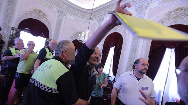 Una trifulca obligó al alcalde a interrumpir la sesión plenaria