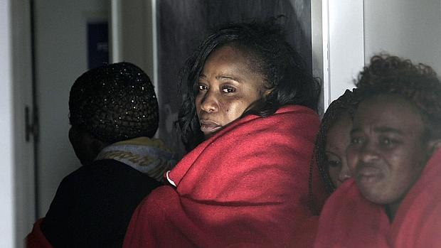 Unas inmigrantes, a su llegada a la costa de Tarifa.