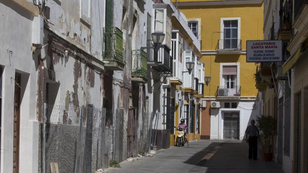 Una calle del casco histórico de El Puerto con evidentes signos de abandono