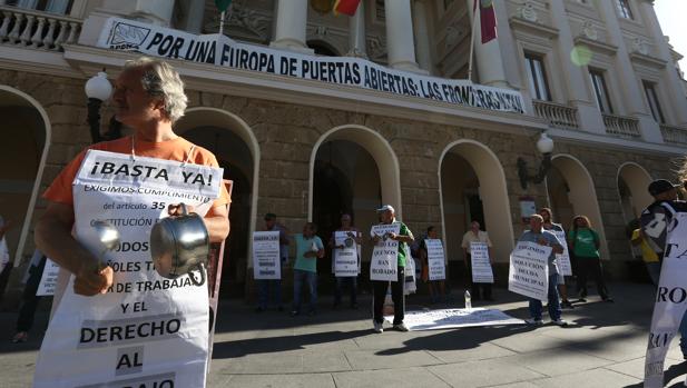 Primera cacerolada ante el Ayuntamiento de Podemos