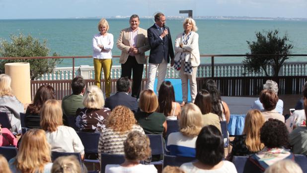 El ministro en la terraza del Parador junto a Antonio Sanz, García-Pelayo y Teófila Martínez