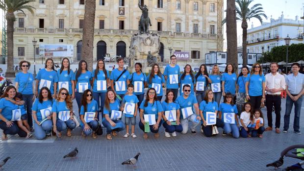 Los alumnos a su paso por la plaza del Rey