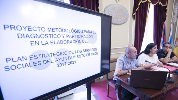 El equipo de Gobierno ha anunciado la elaboración de un plan estratégico de los servicios sociales.