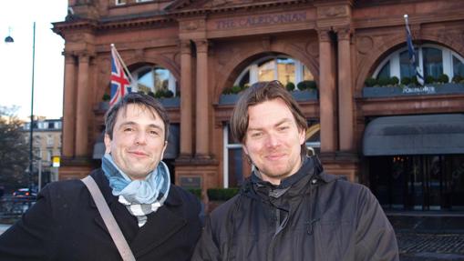 Gilabert, junto a un amigo en Reino Unido