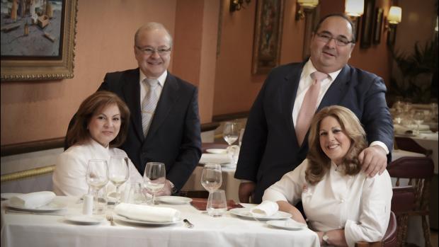 Curro Mayo, con su esposa Mariángeles, junto a Fernando Mayo y su mujer, Loli