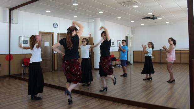 Eli Parrilla ensaya una coreografía junto a sus alumnos