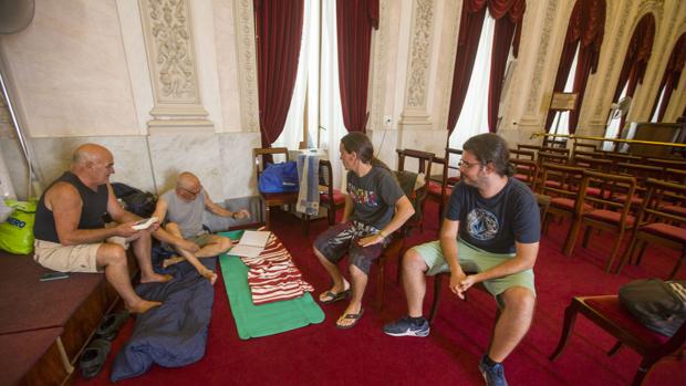 Un grupo de desempleados se encerraron en el Salón de Plenos del Ayuntamiento.