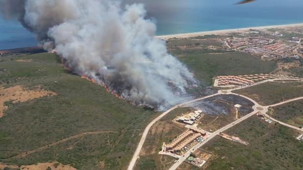 El incendio de La Línea provoca el desalojo de 420 personas de un hotel