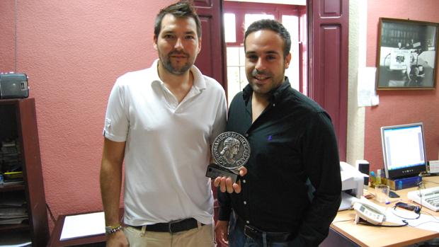 Mario Aguilar y David Cabrera con el premio Agripina