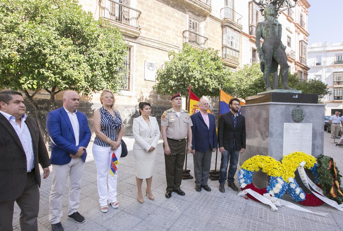 La ofrenda floral se ha celebrado junto al monumento de Francisco Miranda.