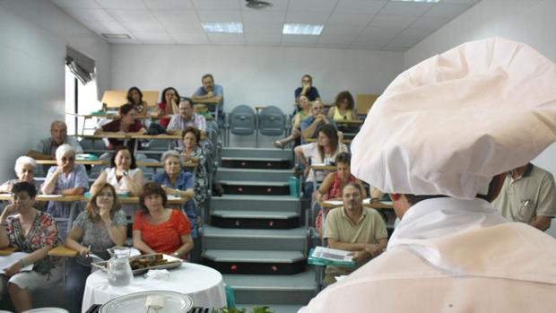 La Junta comienza el pago de las nóminas pendientes a los trabajadores de la Escuela de Hostelería