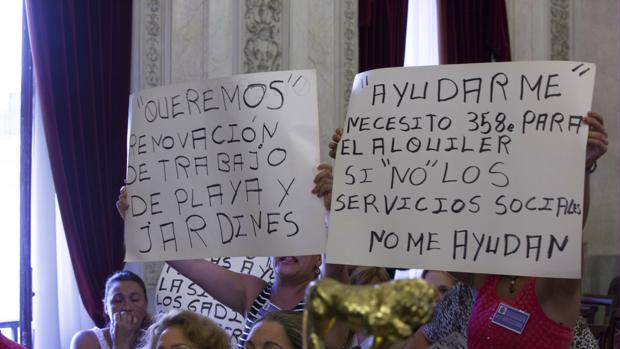 Mujeres víctimas de violencia de género acuden cada pleno para reclamar que se les atienda y ayude.