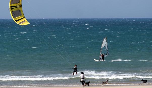 Cádiz, azotada por vientos de más de 90 kilómetros/hora